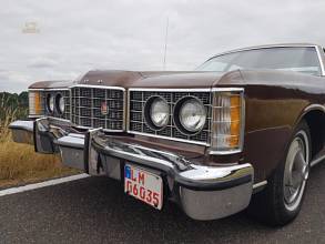 Thumbnail von Ford Ltd. Brougham Sedan, the top model, full size