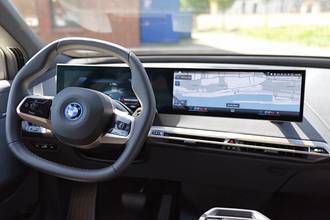 Thumbnail von BMW IX 40 XDrive panoramic glass roof
