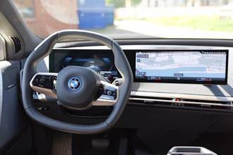 Thumbnail von BMW IX 40 XDrive panoramic glass roof