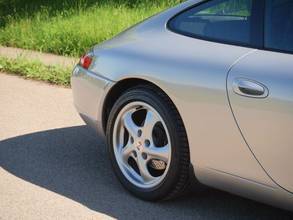 Thumbnail von Porsche 996 Carrera2 Tiptronic, original 47,000 km, complete first paint!
