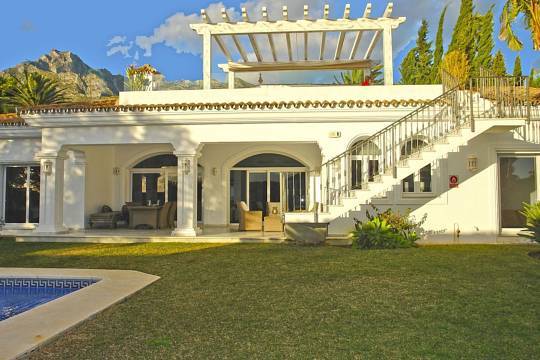 ***EBENERDIGE MODERNE VILLA IN DER SIERRA BLANCA AUF DER GOLDENEN MEILE VON MARBELLA***