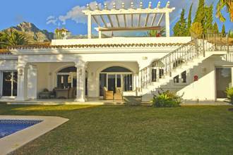 ***EBENERDIGE MODERNE VILLA IN DER SIERRA BLANCA AUF DER GOLDENEN MEILE VON MARBELLA***