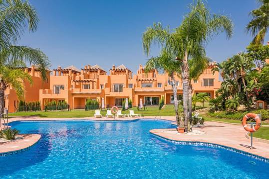 ***SCHÖNE REIHENHÄUSER BEI EL PARAISO IN BENAHAVIS***