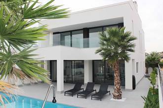 ***Wunderschöne 5-Zimmer-Villen mit Privatpool nur 500 m vom kilometerlangen Sandstrand***