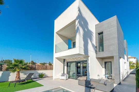 ***Wunderschöne 4-Zimmer-Villen mit Privatpool nur 500 m vom kilometerlangen Sandstrand***