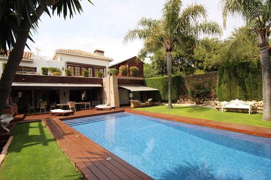 Luxus-Villa in Las Chapas R2663360