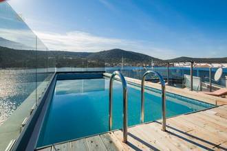 Moderne Neubau-Villa in der 1. Reihe zum Meer mit Swimmingpool auf der Dachterrasse