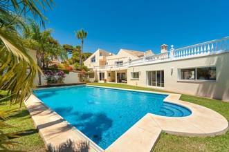 Luxus-Villa in Las Chapas R2708666