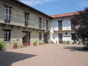 U-förmiger Natursteinhof - Agriturismusbetrieb in schöner Panoramalage.