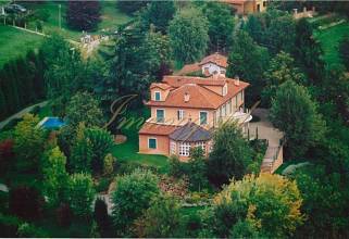 Elegante, herrschaftliche Villa im residentiellen, repräsentativen Teil der Ortschaft.