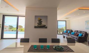 Thumbnail von Modern new-build villa with infinity swimming pool, Rijeka region