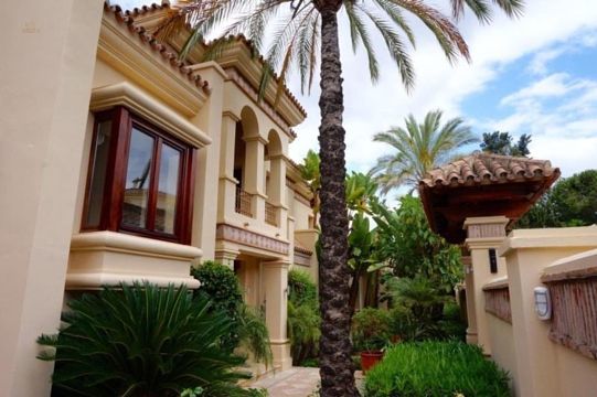 Luxus-Villa in El Paraiso R2354834 