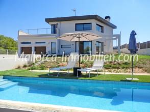 MODERNES ARCHITEKTENHAUS IN VILLENLAGE MIT BLICK BIS ZUR PLAYA DE PALMA