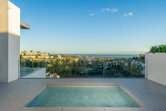 Apartment For Sale in Benahavis, Málaga