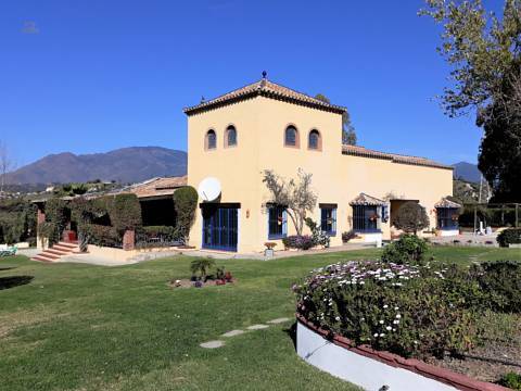 Villa For Sale in Estepona, Málaga