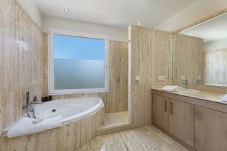 Thumbnail von Villa For Sale in Benahavis, Málaga