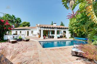Villa For Sale in Atalaya, Málaga