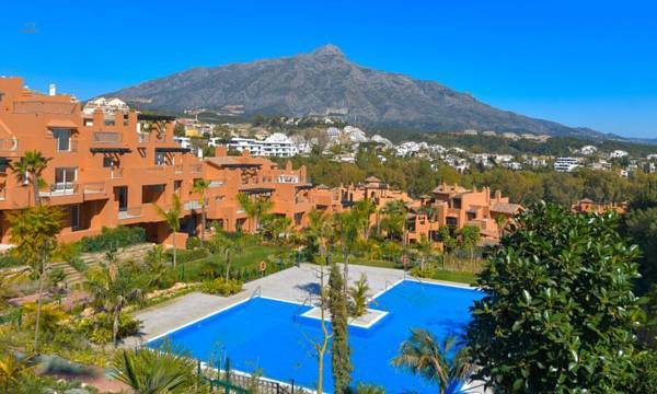 Apartment For Sale in Nueva Andalucia, Málaga