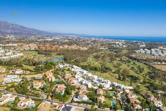 Thumbnail von Villa For Sale in El Paraiso, Málaga