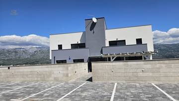 Thumbnail von Modern penthouses on the top floor with a roof terrace and pool right by the sea