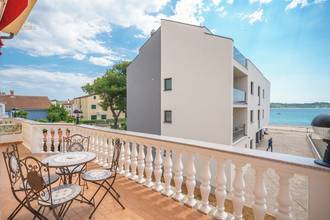 Thumbnail von Apartment building with 5 apartments near the sea