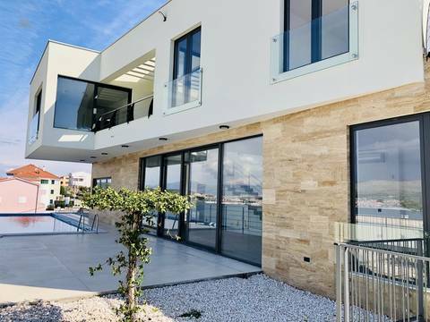Moderne Villa mit Swimmingpool mit Panorama-Meerblick auf Ciovo, Dalmatien