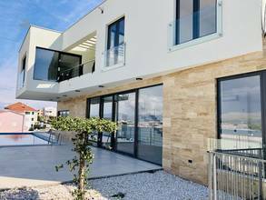 Moderne Villa mit Swimmingpool mit Panorama-Meerblick auf Ciovo, Dalmatien