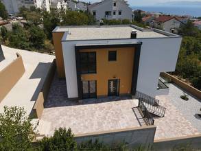 Thumbnail von House with two maisonette apartments / semi-detached houses