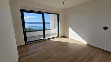 Thumbnail von House with two maisonette apartments / semi-detached houses