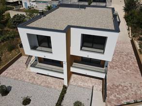 Thumbnail von House with two maisonette apartments / semi-detached houses