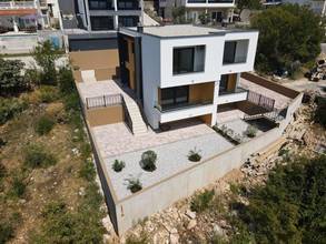 Thumbnail von House with two maisonette apartments / semi-detached houses