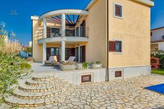 Thumbnail von Villa in an attractive location near the sea