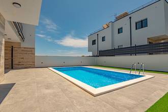 Thumbnail von Modern semi-detached house with swimming pool