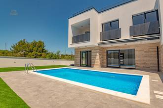 Thumbnail von Modern semi-detached house with swimming pool