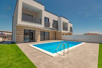 Moderne Doppelhaushälfte mit Swimmingpool