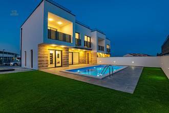 Thumbnail von Modern semi-detached house with swimming pool