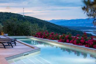 Thumbnail von Luxuriöse Villa mit Swimmingpool und Panorama-Meerblick