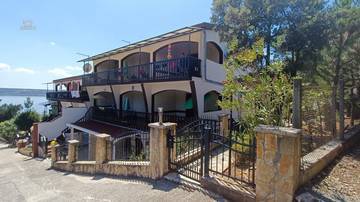 Thumbnail von Semi-detached house with eight apartments