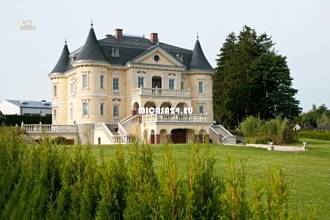 Exclusive castle villa with vintage car garage at the courtyard in Upper Franconia, Bavaria