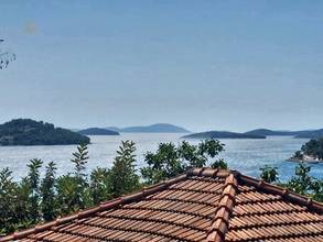 Haus mit drei Wohnungen in Panorama-Lage mit schönem Meerblick