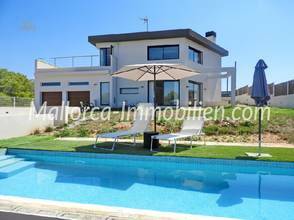 MODERNES ARCHITEKTENHAUS IN VILLENLAGE MIT BLICK BIS ZUR PLAYA DE PALMA