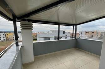 Modernes Reihenhaus mit Dachterrasse und Meerblick