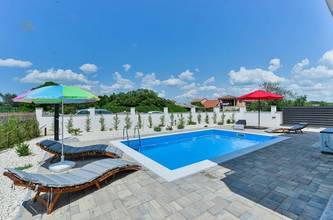 Thumbnail von Semi-detached house with pool and garden