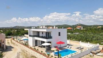 Thumbnail von Semi-detached house with pool and garden