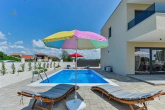Thumbnail von Semi-detached house with pool and garden