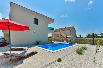 Thumbnail von Semi-detached house with pool and garden