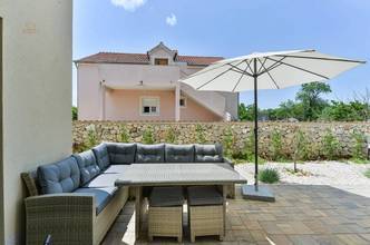 Thumbnail von Semi-detached house with pool and garden