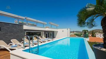 Thumbnail von Luxuriöse Villa mit Swimmingpool auf der Dachterrasse