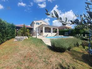 Attraktives Familienhaus mit Swimmingpool