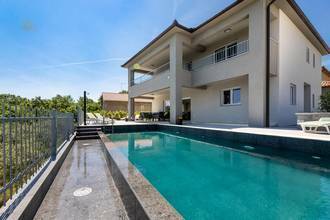 Großzügige Villa mit Pool und Meerblick